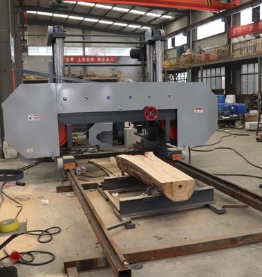 Mesin pemotong kayu yang besar