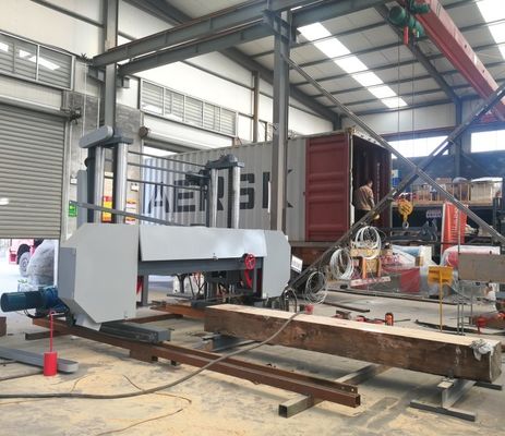 Mesin pemotong kayu yang besar