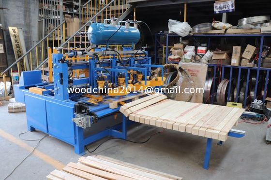 Voltage 3 Fase atau sesuai kebutuhan pelanggan Otomatisasi European Pallet Legs Nailing Machine